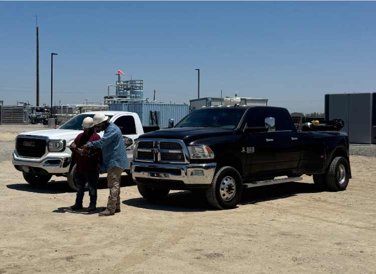 2 welding experts watching a map, performing stainless steel welding